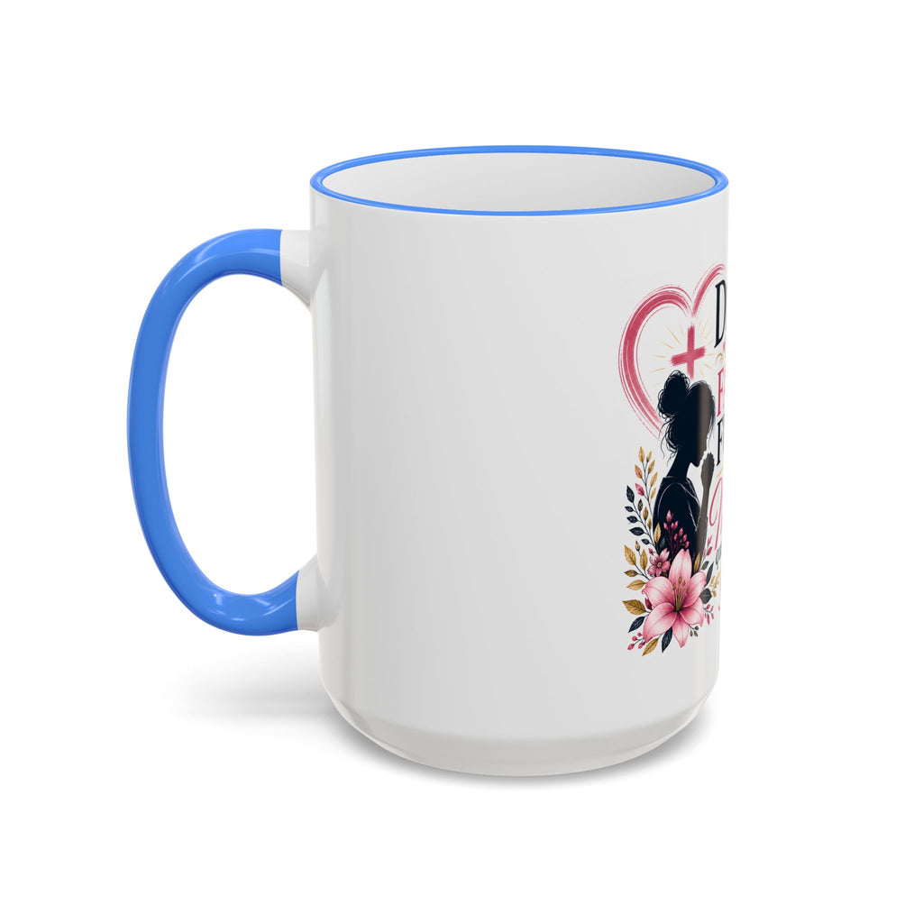 Accent Rim & Handle Mug — Spanish "Detrás de Cada Familia Fuerte Hay Una Madre Que Ora" Inspirational Coffee Mug