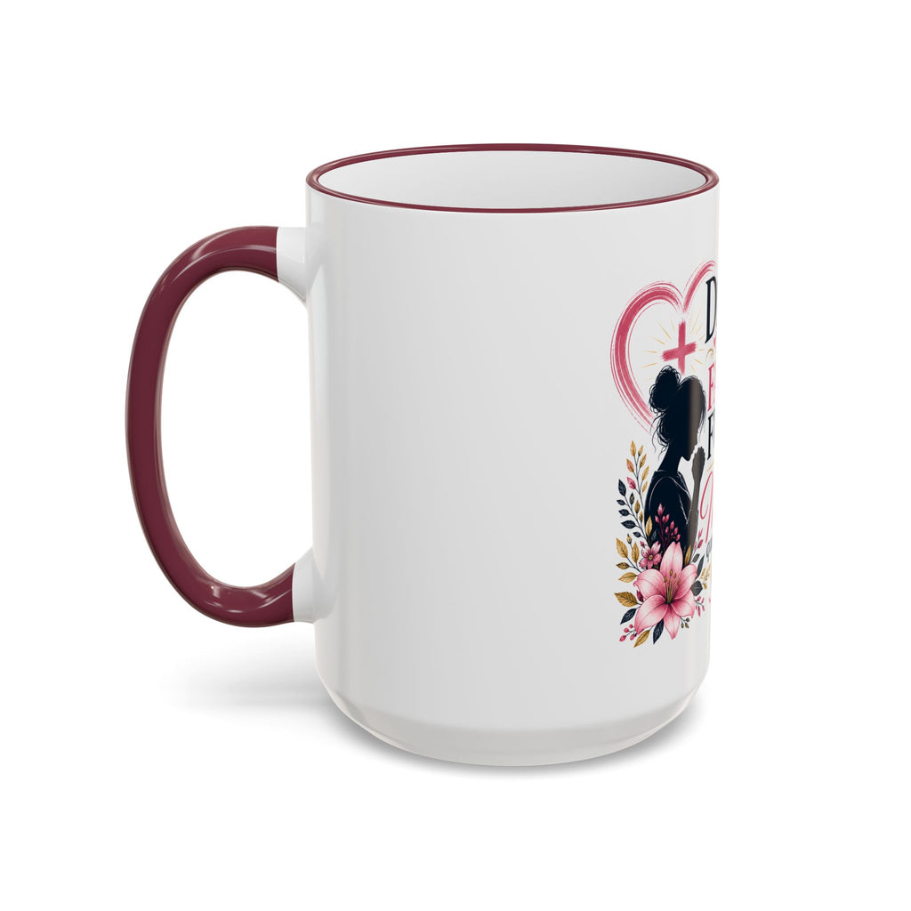 Accent Rim & Handle Mug — Spanish "Detrás de Cada Familia Fuerte Hay Una Madre Que Ora" Inspirational Coffee Mug